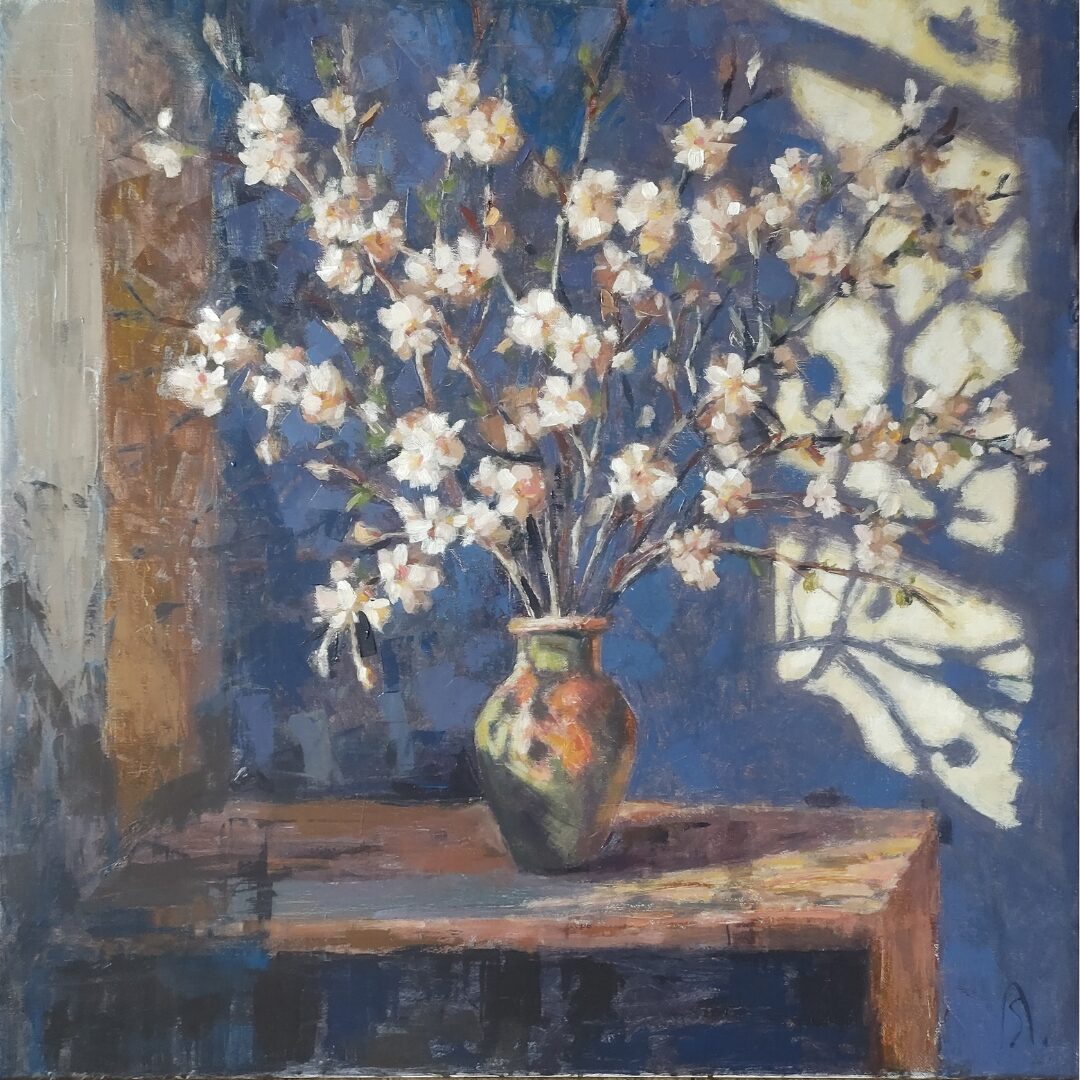 Malowidło przedstawiające białe kwiaty w wazonie na stole, emanujące spokojem i harmonią.