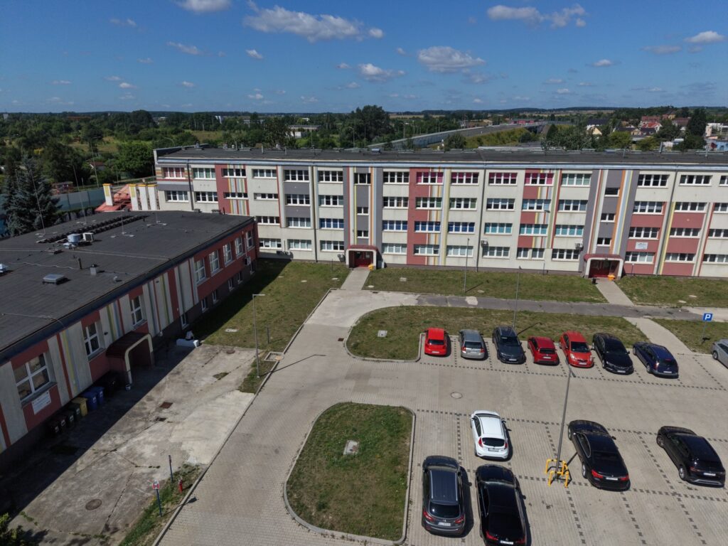 Parking przy Centrum Działań Twórczych w Lubinie widziany z drona.
