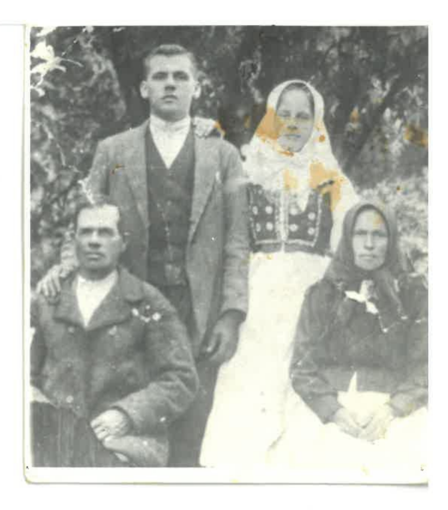 Na zdjęciu archiwalnym – fotografii ślubnej z ok. 1920 r. – widać czworo osób, w tym kobietę w białej chustce i haftowanym gorsie oraz mężczyznę w garniturze, pozujących do zbiorowego portretu na tle roślinności (ze zbiorów prywatnych Daniela Horoszczaka, autor nieznany).