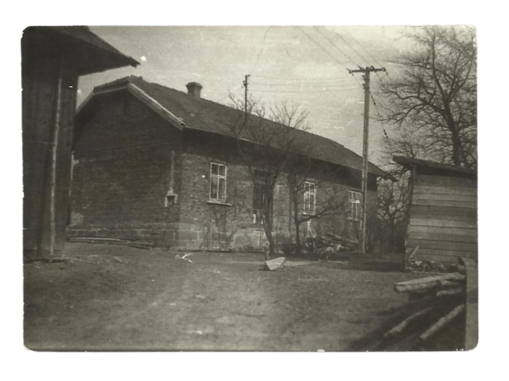 Na zdjęciu archiwalnym z 1937 r. widać murowany wiejski dom rodzinny z dwuspadowym dachem i kominem, otoczony bezlistnymi drzewami, z drewnianym płotem i słupem energetycznym w tle (ze zbiorów prywatnych Mieczysława Boczniewicza, autor nieznany).