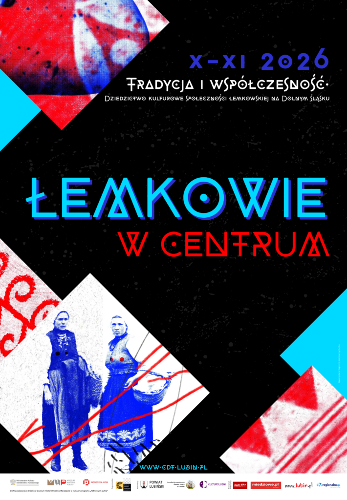 Plakat promuje wydarzenie kulturalne „Łemkowie w Centrum – Tradycja i Współczesność. Dziedzictwo kulturowe społeczności łemkowskiej na Dolnym Śląsku”, zaplanowane na październik–listopad 2026 roku w Centrum Działań Twórczych w Lubinie. Kompozycja plakatu ma charakter nowoczesny i dynamiczny – opiera się na kontrastach kolorystycznych oraz geometrycznych podziałach. Tło stanowi czerń z subtelną, ziarnistą fakturą, na której rozmieszczono barwne elementy w kształcie rombów i trójkątów. Dominują intensywne barwy: czerwień, błękit, turkus oraz granat, które nadają całości energetyczny, współczesny wyraz.