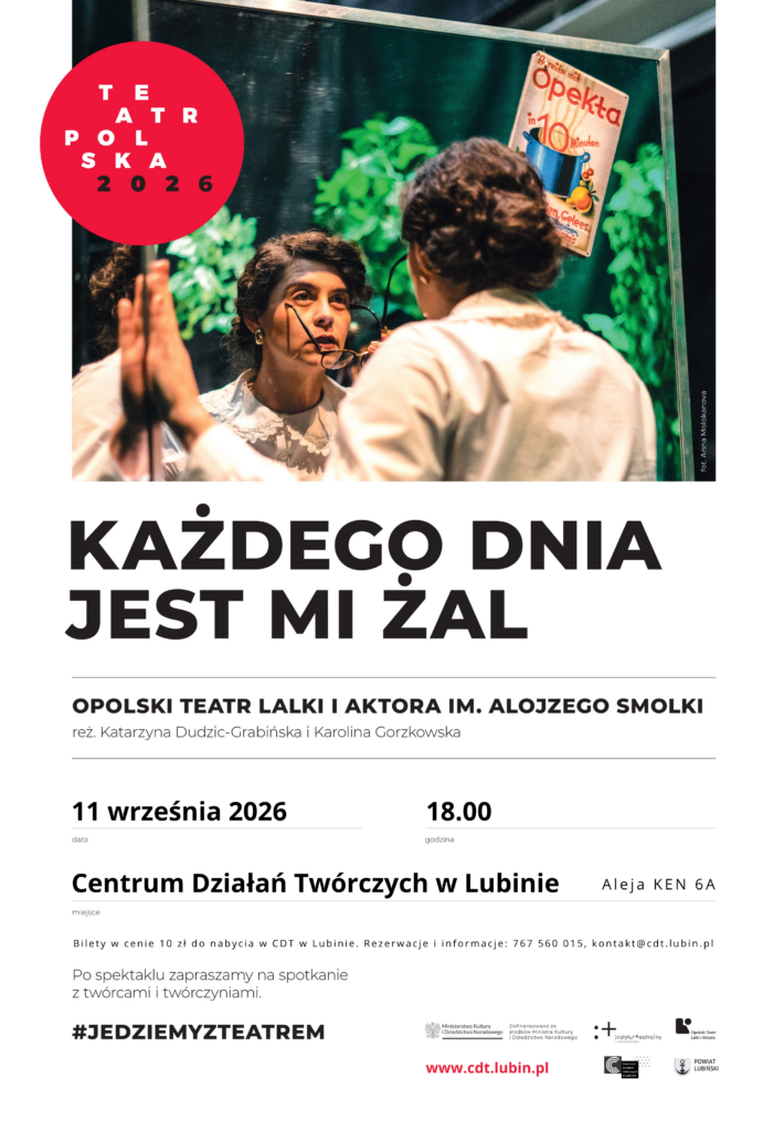 Plakat w formacie B1 promujący spektakl „Każdego dnia jest mi żal” przygotowany przez Opolski Teatr Lalki i Aktora im. Alojzego Smolki. Dominującym elementem jest duży, mocno wyeksponowany tytuł w centralnej części, który przyciąga wzrok i nadaje plakatowi poważny, refleksyjny charakter. Kompozycja oszczędna, ascetyczna, z przewagą stonowanych barw (szarości, czernie i biel), co podkreśla emocjonalną głębię spektaklu. W górnej części widnieje nazwa teatru, poniżej informacje o reżyserkach. Dolna część plakatu zawiera wszystkie niezbędne informacje organizacyjne: datę (11 września 2026, godz. 18.00), dokładny adres (CDT w Lubinie, Aleja KEN 6A), cenę biletów (10 zł) oraz dane kontaktowe w celu rezerwacji. Dodatkowo podkreślono, że po spektaklu odbędzie się spotkanie z twórcami i twórczyniami. Hasztag #JEDZIEMYZTEATREM stanowi element wizualny i promocyjny, łączący wydarzenie z szerszą kampanią.