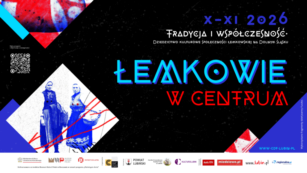 Na grafice znajduje się poziomy plakat wydarzenia "Łemkowie w Centrum" z lat X-XI 2026, przedstawiający dwie niebieskie sylwety kobiet w tradycyjnych strojach na tle abstrakcyjnych, geometrycznych kształtów oraz kod QR po lewej stronie.