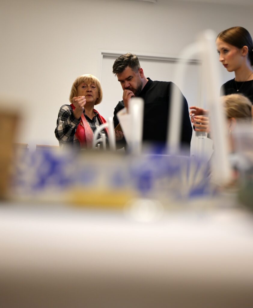 Instruktor i uczestniczka podczas rozmowy na warsztatach ikonograficznych.