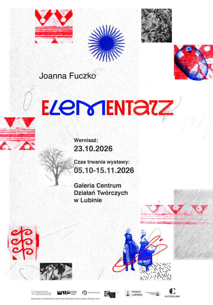 Jasny plakat o teksturowanym tle z elementami graficznymi w kolorach czerwonym i niebieskim (motywy ludowe, słońce, drzewo, abstrakcyjne kształty). Główny napis "ELEMENTARZ" jest podzielony kolorystycznie. Zawiera informacje o wystawie oraz logotypy instytucji na dole.